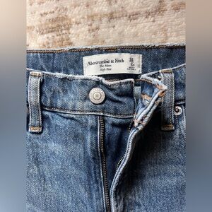 Abercrombie & Fitch The Mom High Rise Jeans (extra short)